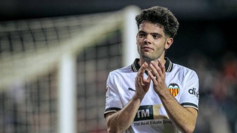 Football: Valencia winger Fran Perez joins Rayo Vallecano