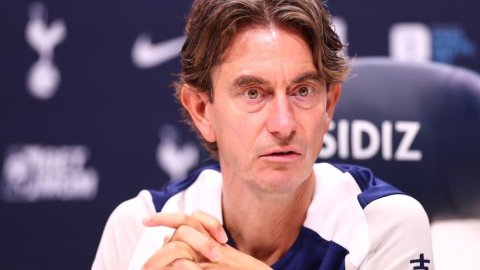 I don’t want any players that do not want to join our club: Thomas Frank on Eze