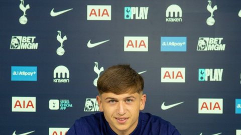 Mikey Moore signs long-term Spurs deal on his 18th birthday