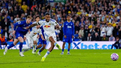 Nmecha's late penalty earns Leeds win over Everton in Premier League return