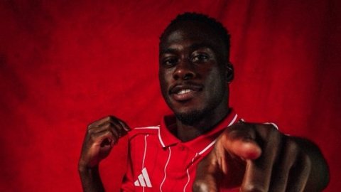 Nottingham Forest sign Arnaud Kalimuendo on a five-year deal