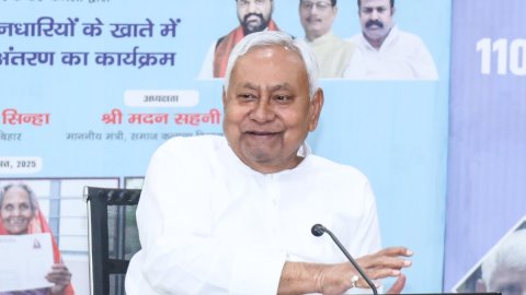 Patna: Nitish Kumar transfers increased pension to beneficiaries