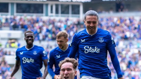 PL: Everton celebrate 2-0 win in first game at Hill Dickinson as Forest hold Palace