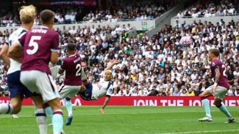 Premier League: Tottenham, Sunderland score three each as Brighton stumble late against Fulham