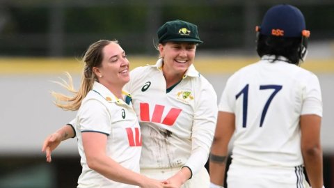 Rain forces early stumps after Prestwidge runs through India A's top order
