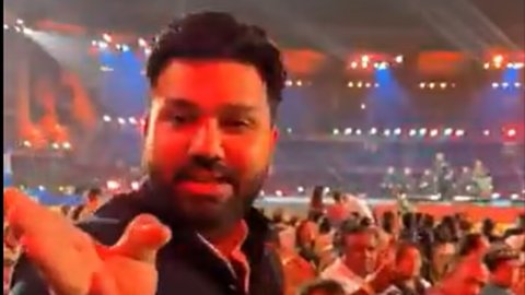 VIDEO: रोहित शर्मा ने दोस्त की सरेआम कर दी फजीहत, फैंस की भीड़ में बोले- 'इसके साथ मत बैठो'
