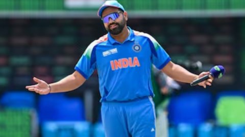 WATCH: मुंबई ट्रैफिक में फंसे रोहित शर्मा, गाड़ी में बैठे हिलाया फैन के लिए हाथ