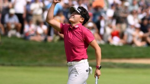 Rookie Iwai leads by two strokes at Canadian Women's Open