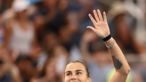 Sabalenka, Swiatek make Cincinnati quarters