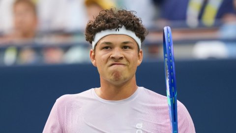 Shelton scores 100th tour-level win to enter Toronto QF