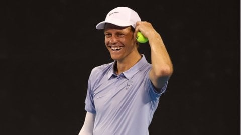 Sinner, Fritz advance in Cincinnati amid fire alarm and power outage chaos