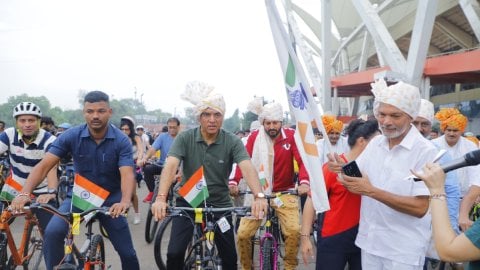 Sports Min Mandaviya leads 35th Fit India Sundays on Cycle Tiranga Rally with Panchayat representati