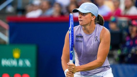 Swiatek beats Lys, Anisimova win over Raducanu to reach last 16 in Montreal