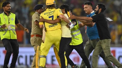 जिस फैन ने हदें पार करते हुए छुए थे धोनी के पैर, उसी फैन की हुई दर्दनाक एक्सीडेंट में मौत