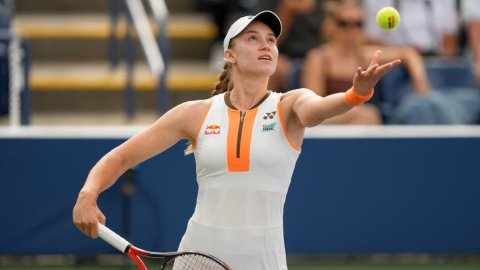 US Open: Rybakina dominates Raducanu for third-round victory