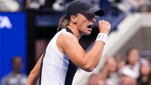 US Open: Swiatek rallies past Kalinskaya to reach fourth round, Osaka sets up Gauff showdown