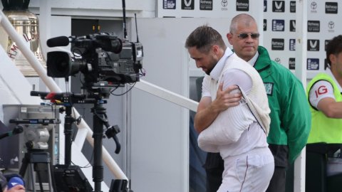 Woakes ruled out of remainder of 5th Test with shoulder injury