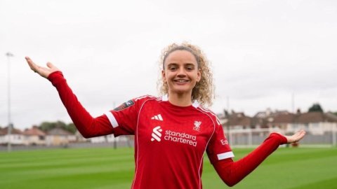 WSL: Leanne Kiernan signs new deal with Liverpool