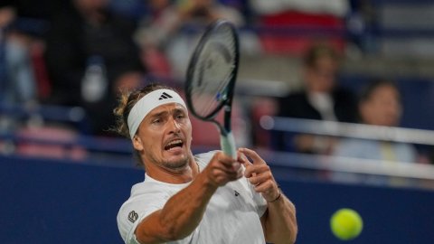 Zverev ends Popyrin's Toronto title defence to enter SF