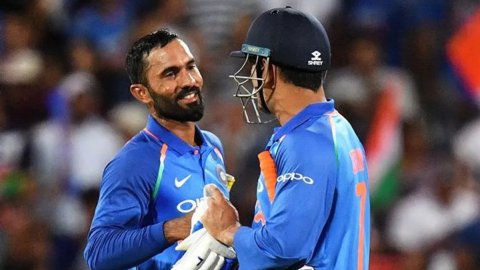 'एमएस धोनी ने मुझे गिरगिट बनने पर मज़बूर किया', DK ने आखिर माही के लिए ऐसा क्यों बोला?