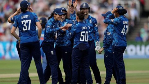 England Beat India By 153 runs In Womens World Cup Warm-Up Match இந்திய மகளிர் அணிக்கு எதிரான பயிற்சி ஆட்டத்தில் இங்கிலாந்து மகளிர் அணி அபார வெற்றி!