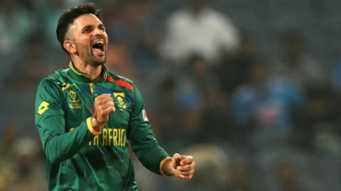 Keshav Maharaj ने इग्लैंड के खिलाफ 4 विकेट झटककर रचा इतिहास, इस मामले में इमरान ताहिर को पिछे छोड़ ब Keshav Maharaj ने इग्लैंड के खिलाफ 4 विकेट झटककर रचा इतिहास, इस मामले में इमरान ताहिर को पिछे छोड़ ब