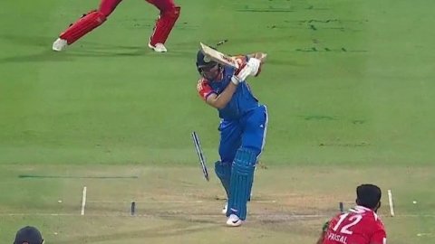 VIDEO: ओमान के गेंदबाज़ की आतिशी गेंद, Shubman Gill को सस्ते में आउट कर उड़ा दिया ऑफ-स्टंप