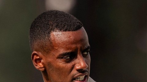 Alexander Isak to play reduced minutes at start, confirms Slot