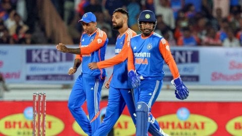Kuldeep Picks 4-7 As Commanding India Thrash UAE By Nine Wickets ஆசிய கோப்பை 2025: யுஏஇ அணியை பந்தாடியது இந்தியா!