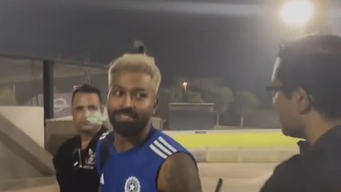 VIDEO: 'हेयरस्टाइल सोशल मीडिया पर वायरल है', कैमरामैन की बात सुनकर हंस पड़े हार्दिक पांड्या