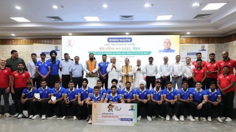 CM Nitish Kumar felicitates Indian men’s hockey team, rewards cash prize