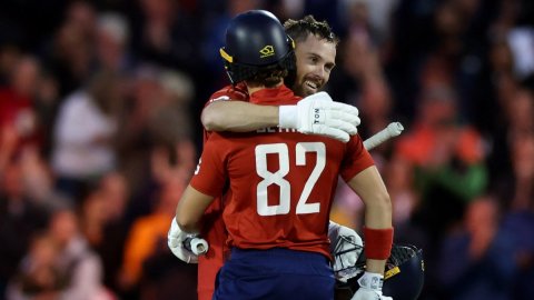 England beat South Africa by 146 runs in second t20i to level series 1-1 ENG vs SA: Phil Salt की तूफानी पारी से इंग्लैंड ने साउथ अफ्रीका को चखाया करारी हार का स्वाद, 146 रन