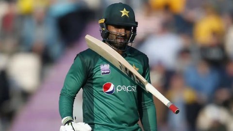 Retirement Alert: एशिया कप से पहले लगा पाकिस्तान को तगड़ा झटका, आसिफ अली ने किया संन्यास का ऐलान