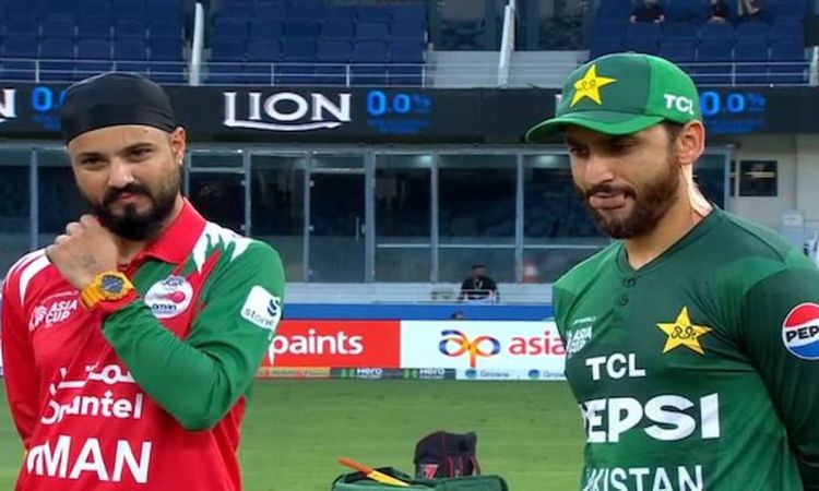 PAK vs OMAN: एशिया कप के चौथे मुकाबले में पाकिस्तान ने टॉस जीतकर चुनी बल्लेबाज़ी, देखें दोनों टीमों की प्लेइंग इलेवन