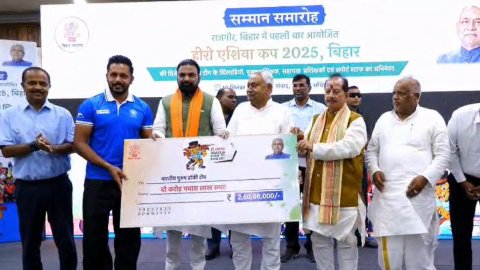 एशिया कप का खिताब जीतने वाली भारतीय हॉकी टीम को बिहार के मुख्यमंत्री नीतिश कुमार ने किया सम्मानित  