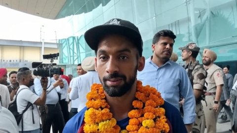 अमृतसर एयरपोर्ट पहुंचे भारतीय हॉकी खिलाड़ी, बाढ़ पीड़ितों के लिए मदद की अपील