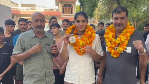 इंग्लैंड से मेडल जीतकर लौटीं नूपुर श्योराण, भिवानी ने किया बॉक्सर बिटिया का स्वागत