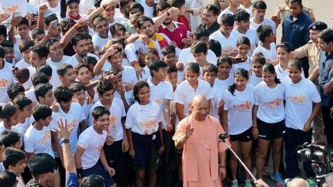 'नमो मैराथन जैसे कार्यक्रम स्वस्थ समाज की कुंजी', लखनऊ में सीएम योगी ने दिखाई मैराथन को हरी झंडी