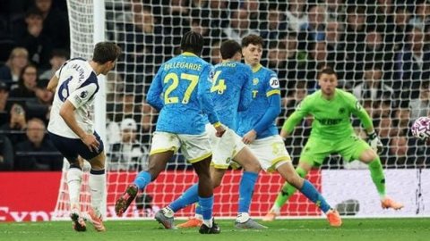 Premier League: Palhinha strikes in stoppage time as Spurs play out draw against Wolves