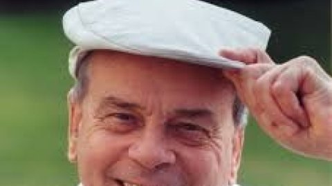Umpiring great Dickie Bird dies aged 92
