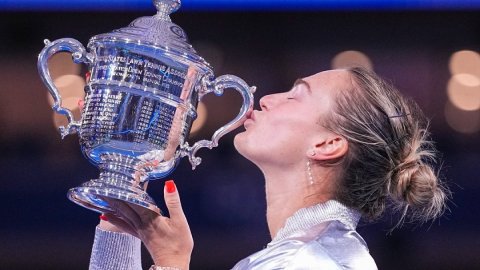 US Open: Sabalenka defends crown with win over Anisimova