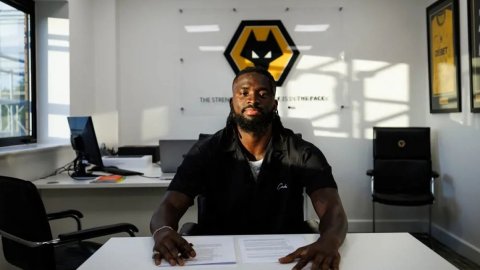 Wolves sign attacker Tolu Arolodare on four-year deal