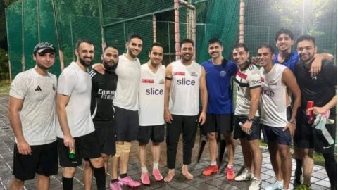 क्या CSK छोड़ने वाले हैं माही? मुंबई इंडियंस की जर्सी में दिखे एमएस धोनी, तो सोशल मीडिया पर मच गया ब