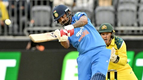 1st ODI: राहुल-अक्षर के अलावा टीम इंडिया के सभी बल्लेबाज हुए फ्लॉप, ऑस्ट्रेलिया को मिला 131 रन का लक