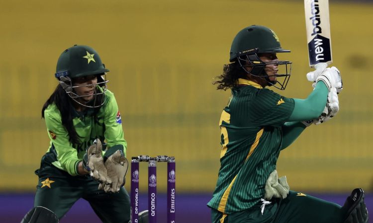 South Africa explosive batting display sets a massive target of 306 runs for Pakistan