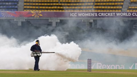 VIDEO: कीड़ों ने रोका 15 मिनट तक इंडिया-पाकिस्तान मैच, ग्राउंड में करना पड़ा पेस्ट कंट्रोल