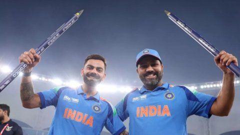 VIDEO: एडिलेड पहुंची इंडियन क्रिकेट टीम, एय़रपोर्ट पर गाने गाकर फैंस ने किया विराट-रोहित का स्वागत