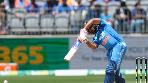 Gavaskar confident Kohli, Rohit will fire in Adelaide after Perth setback