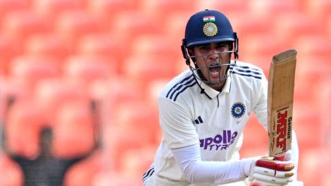 Shubman Gill first Indian captain to score 50 in his debut innings at home since Sunil Gavaskar in 1 Shubman Gill ने भारत की धरती पर रचा इतिहास, 47 साल बाद टीम इंडिया के कप्तान ने बनाया ऐसा रिकॉर्ड