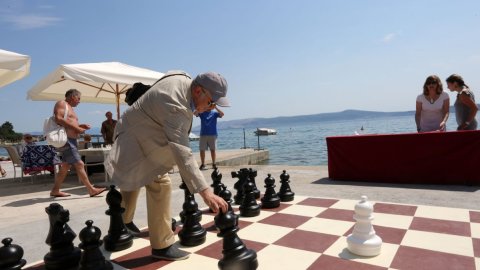 (030719)  CROATIA-CRIKVENICA-CHESS ON THE BEACH